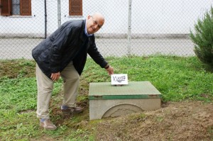 Egidio Ponchione vicino al vascone interrato da cui attinge l’acqua, per bagnare orto e giardino, dopo la chiusura del pozzo contaminato da cromo esavalente e solventi clorurati