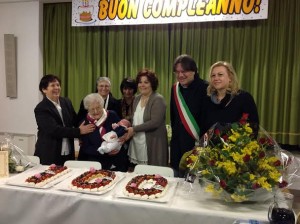 Il sindaco di Asti Fabrizio Brignolo ha consegnato il diploma di “Patriarca dell’Astigiano” a Virginia Corazza, che ha compiuto 100 anni e li ha festeggianti con figlie nipoti e pronipoti nella sede del comitato Borgo Tanaro.