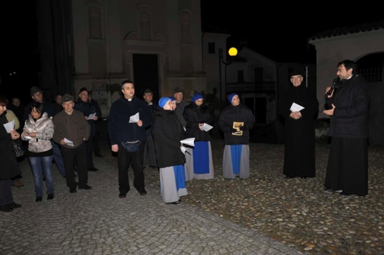 Le immagini della veglia di preghiera a Isola d’Asti