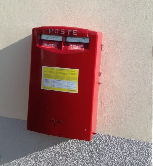 Le Poste rifanno il look alle cassette per le lettere dell’Astigiano