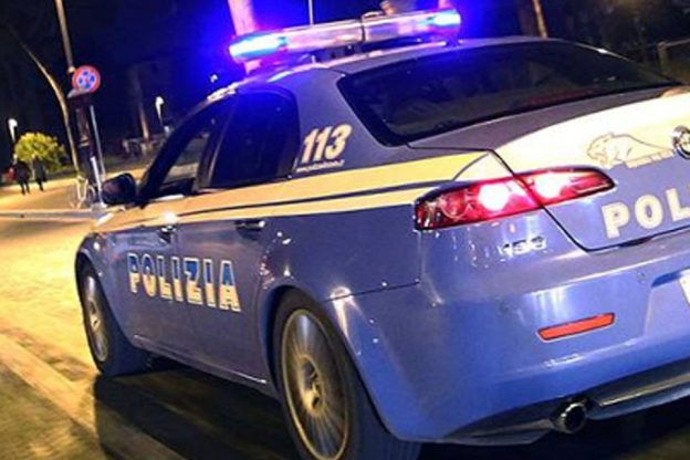 Spacca vetrine e danneggia auto in corso Alessandria: arrestato dalla polizia