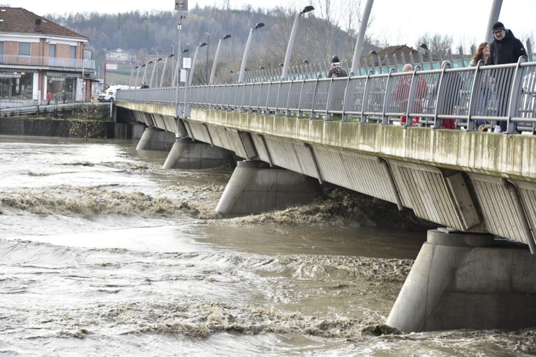 Sventa suicidio sul ponte di corso Savona