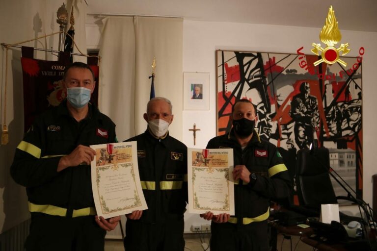 Asti, consegnati i picozzini d’oro a tre vigili del fuoco