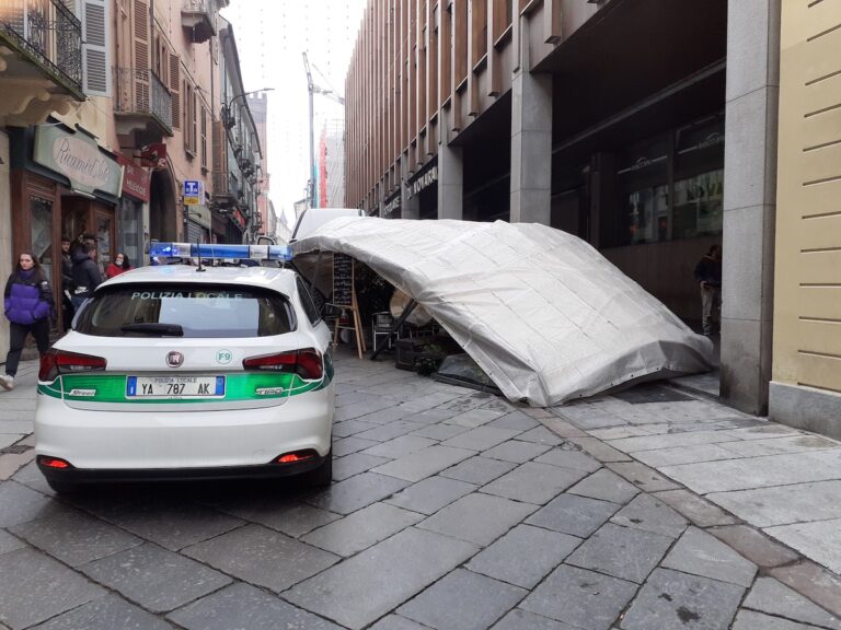 Asti, furgone distrugge il dehors di un bar in corso Alfieri