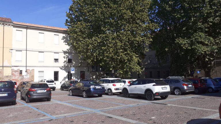 Piazza Castigliano, sospesa per agosto la zona corona