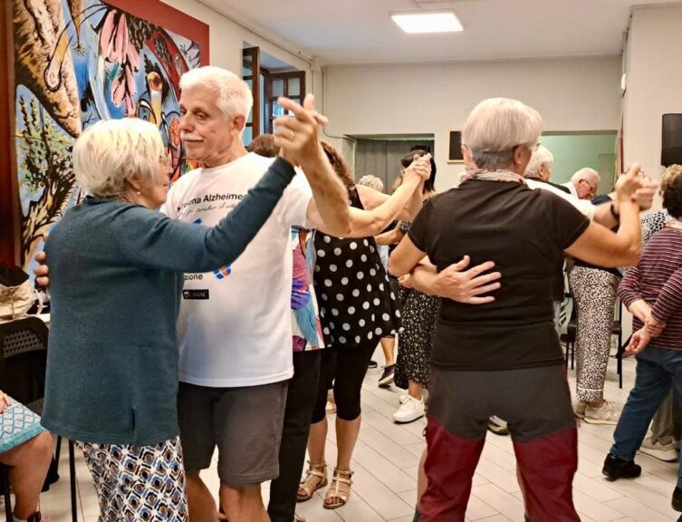 “Azzurro”, i malati di Alzheimer nel centro di accoglienza e il loro canto liberatorio