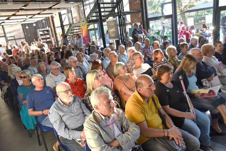 Lo slogan pacifista del prossimo Bagna Cauda Day alla presentazione di Astigiani 44