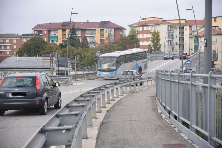 Continuano i lavori sul cavalcavia Giolitti: dal 2 novembre in città vietato il passaggio dei mezzi sopra 10 tonnellate