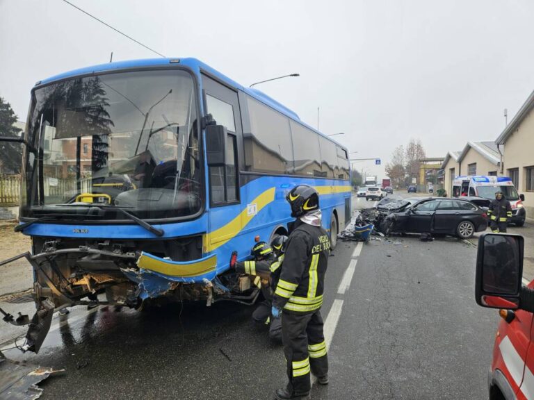 Frontale bus-auto a Castell’Alfero: due feriti lievi