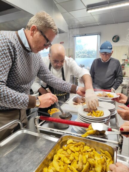 I cuochi del circolo Golf di Asti cucinano per la mensa di corso Genova