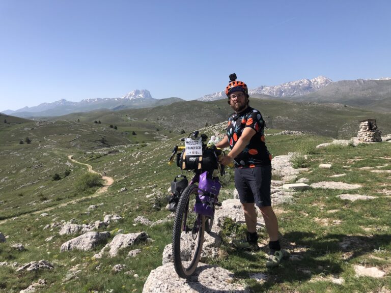 Ecco il cicloviaggiatore Francesco Gozzelino mente e voce di “Cyclo Ergo Sum”,