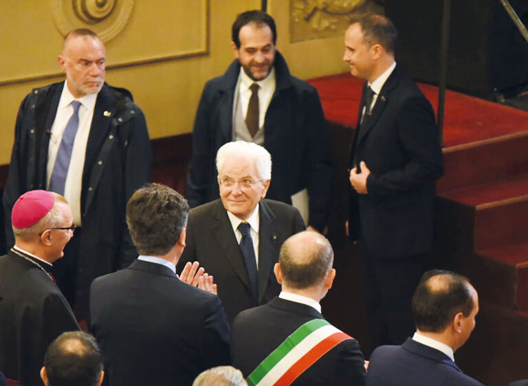 La doppia locandina della Gazzetta d’Asti: la visita del presidente Sergio Mattarella