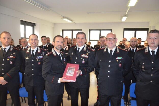 Il Generale di Brigata Antonio Di Stasio saluta i Carabinieri del Comando Provinciale di Asti