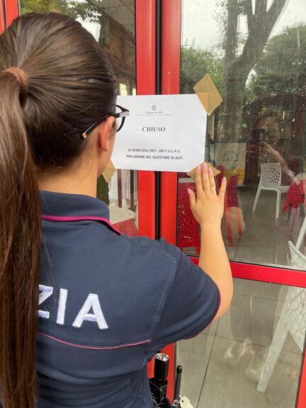 Asti, la polizia chiude un chiosco nei giardini dell’ex ospedale