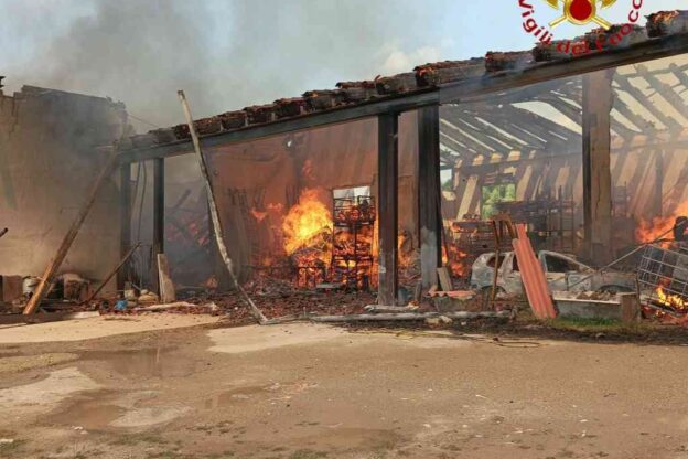 A fuoco un magazzino di materiale edile a Castagnole delle Lanze