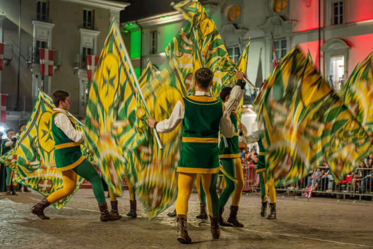 Palio, la presentazione dei fantini in piazza San Secondo