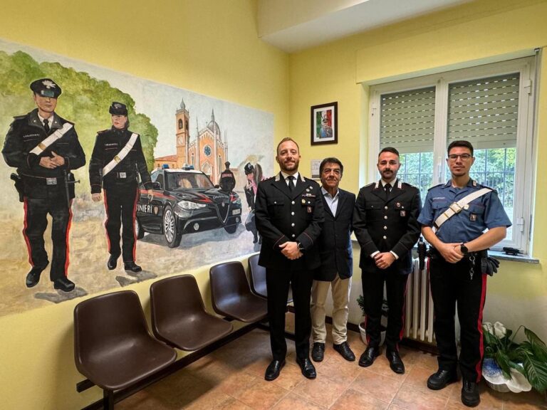 Nella caserma dei carabinieri di Quaranti-Mombaruzzo inaugurati due murales del pittore Luigi Amerio 