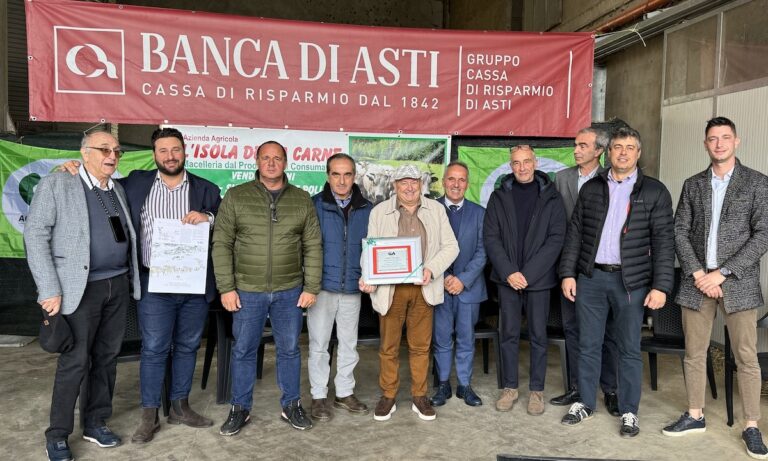 AseConsegnato il Premio Agrestino 2024 al veterinario Fausto SolitoAse