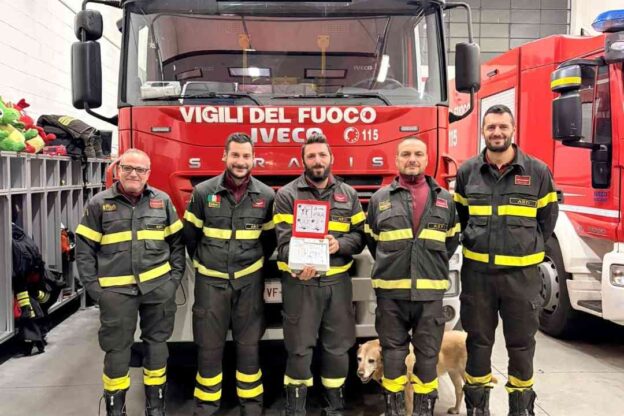 La Fratelli Scarampi di Canelli dona un defibrillatore al distaccamento dei Vigili del Fuoco Volontari