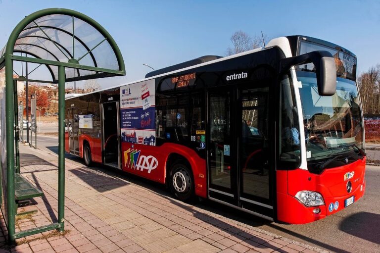 Nuove corse dei bus Asp di rinforzo studenti per il senso unico sul ponte Ogerio Alfieri