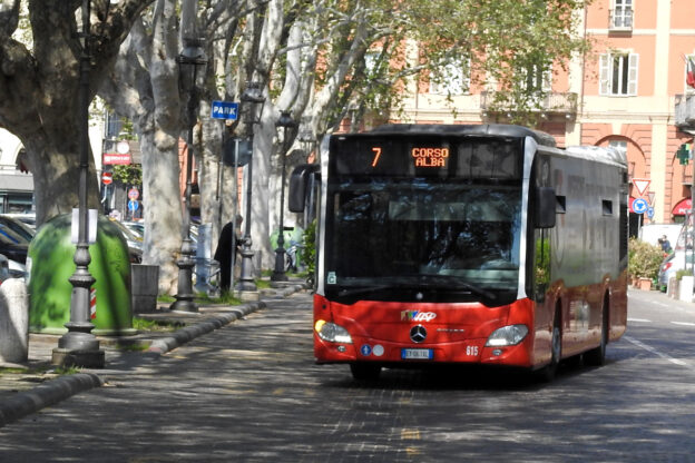 Ecco come cambiano i percorsi dei bus per il Magico Paese di Natale. Sabato e domenica navetta gratuita da piazza Cosma Manera