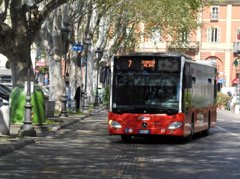 Ecco come cambiano i percorsi dei bus per il Magico Paese di Natale. Sabato e domenica navetta gratuita da piazza Cosma Manera