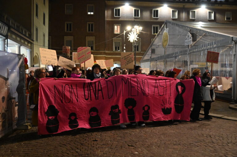 In piazza per fare rumore per l’eliminazione della violenza contro le donne