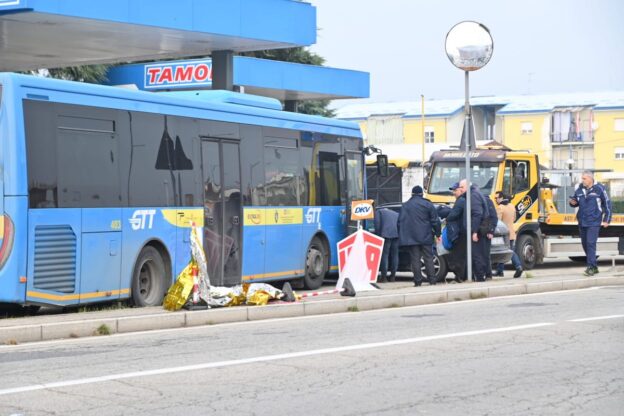 Autobus investe pedone in corso Casale: morto un uomo