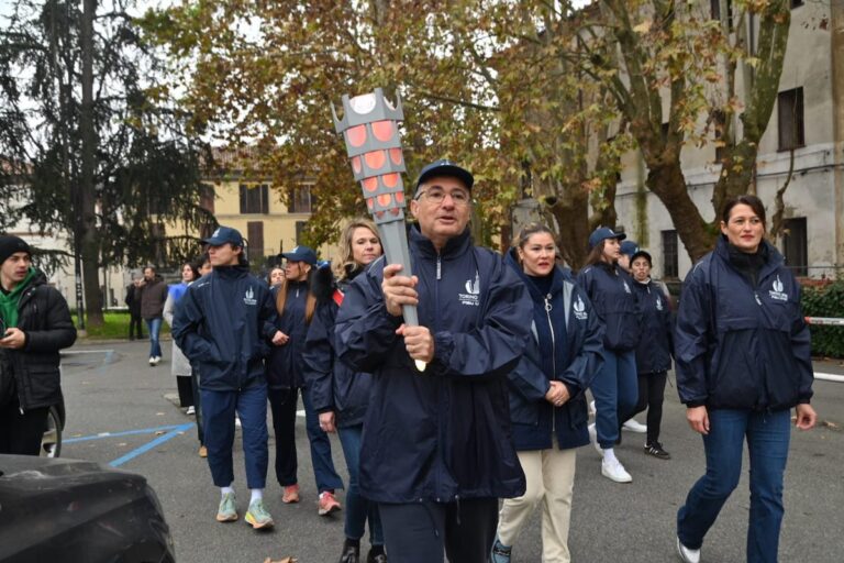 La fiaccola dei Giochi Mondiali Universitari ad Asti