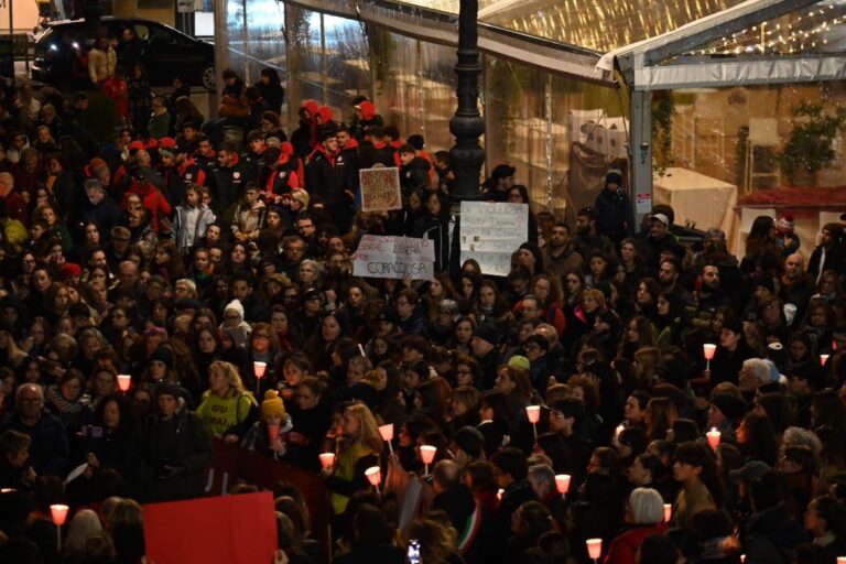 Fiaccolata contro la violenza di genere