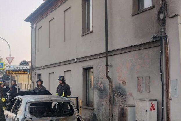 Auto in fiamme in corso Alessandria