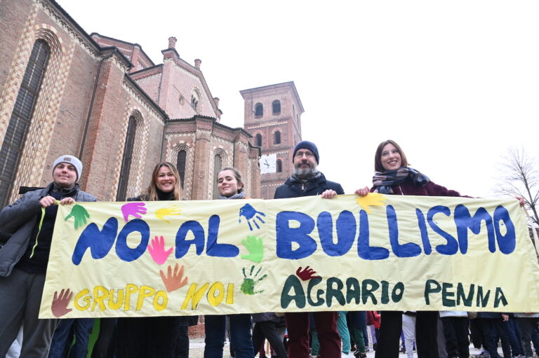 Gli studenti astigiani in marcia per dire no a ogni forma di bullismo