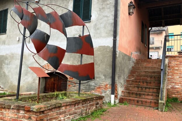 Si completa a Villafranca la collezione di grandi sculture sul Mare Padano   