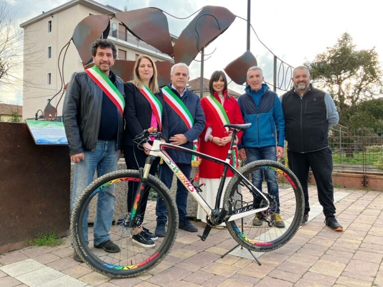 Ciclisti come “Staffette del Mastodonte” tra centri storici e paesaggi della Valtriversa 